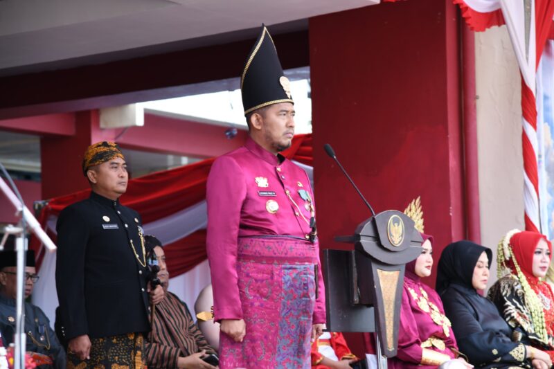Bupati Sumenep Achmad Fauzi Wongsojudo saat jadi inspektur upacara HUT ke-81 RI di halaman Pemkab Sumenep 