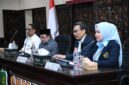 Dari kiri, nampak Sekdakab Sumenep Agus Dwi Saputra. Wabup KH Imam Hasyim, Rektor UWG Malang Dr. Anwar dan jajarannya