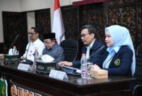 Dari kiri, nampak Sekdakab Sumenep Agus Dwi Saputra. Wabup KH Imam Hasyim, Rektor UWG Malang Dr. Anwar dan jajarannya