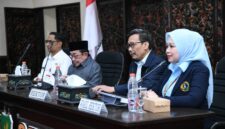 Dari kiri, nampak Sekdakab Sumenep Agus Dwi Saputra. Wabup KH Imam Hasyim, Rektor UWG Malang Dr. Anwar dan jajarannya
