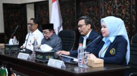 Dari kiri, nampak Sekdakab Sumenep Agus Dwi Saputra. Wabup KH Imam Hasyim, Rektor UWG Malang Dr. Anwar dan jajarannya