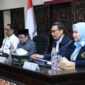 Dari kiri, nampak Sekdakab Sumenep Agus Dwi Saputra. Wabup KH Imam Hasyim, Rektor UWG Malang Dr. Anwar dan jajarannya