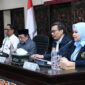 Dari kiri, nampak Sekdakab Sumenep Agus Dwi Saputra. Wabup KH Imam Hasyim, Rektor UWG Malang Dr. Anwar dan jajarannya