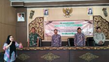 Dua dari kanan, Sekretaris Bakesbangpol Sumenep, Edy Suprayitno