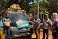 Kepala DKPP Sumenep, Chainur Rasyid saat melepas pengiriman Tembakau prancak 95