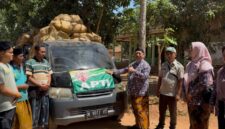 Kepala DKPP Sumenep, Chainur Rasyid saat melepas pengiriman Tembakau prancak 95