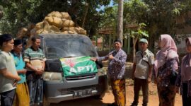 Kepala DKPP Sumenep, Chainur Rasyid saat melepas pengiriman Tembakau prancak 95