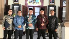 PT Soma SiCare saat foto bareng Bupati dan Kadinkes Bondowoso