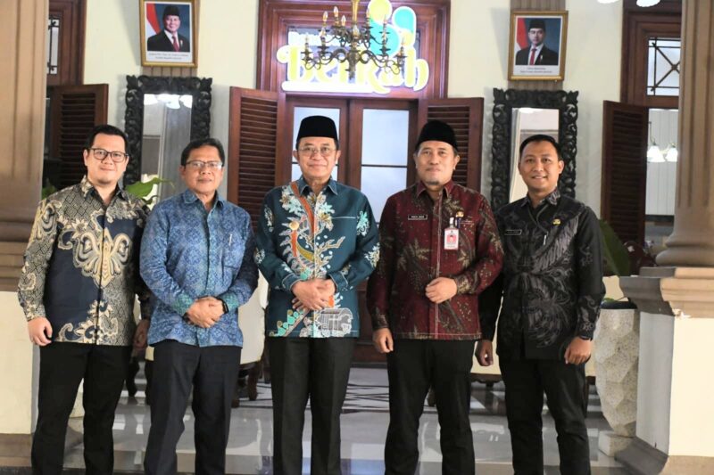 PT Soma SiCare saat foto bareng Bupati dan Kadinkes Bondowoso
