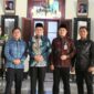 PT Soma SiCare saat foto bareng Bupati dan Kadinkes Bondowoso
