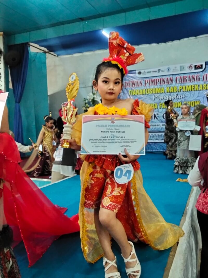Mutiara Putri Wahyudi, modeling cilik asal Pamekasan yang saat ini duduk di SDN kelas 2 Barkot 1 sukses meraih berbagai prestasi