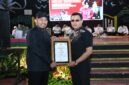 Bupati Sumenep (kiri) saat menyerahkan penghargaan kepada pemenang lomba