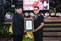 Bupati Sumenep (kiri) saat menyerahkan penghargaan kepada pemenang lomba