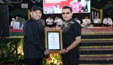Bupati Sumenep (kiri) saat menyerahkan penghargaan kepada pemenang lomba