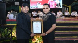Bupati Sumenep (kiri) saat menyerahkan penghargaan kepada pemenang lomba