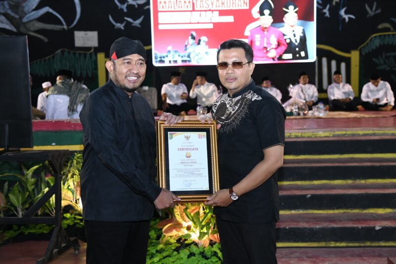 Bupati Sumenep (kiri) saat menyerahkan penghargaan kepada pemenang lomba