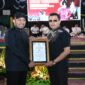Bupati Sumenep (kiri) saat menyerahkan penghargaan kepada pemenang lomba