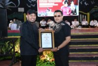 Bupati Sumenep (kiri) saat menyerahkan penghargaan kepada pemenang lomba