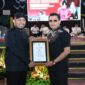 Bupati Sumenep (kiri) saat menyerahkan penghargaan kepada pemenang lomba