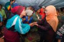 Saat Gubernur Jawa Timur Khofifah Indar Parawansa bertemu pengungsi lansia korban gempa NTT