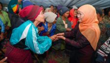 Saat Gubernur Jawa Timur Khofifah Indar Parawansa bertemu pengungsi lansia korban gempa NTT