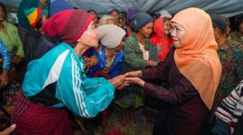 Saat Gubernur Jawa Timur Khofifah Indar Parawansa bertemu pengungsi lansia korban gempa NTT