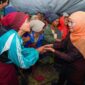 Saat Gubernur Jawa Timur Khofifah Indar Parawansa bertemu pengungsi lansia korban gempa NTT