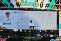Bupati Bondowoso saat melepas peserta pawai budaya