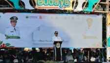 Bupati Bondowoso saat melepas peserta pawai budaya