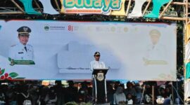 Bupati Bondowoso saat melepas peserta pawai budaya