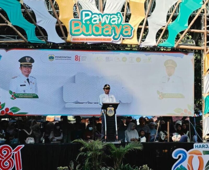Bupati Bondowoso saat melepas peserta pawai budaya
