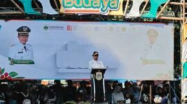 Bupati Bondowoso saat melepas peserta pawai budaya