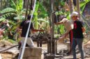 Sekretaris PDI-Perjuangan Pamekasan, Nadi Mulyadi saat memantau langsung pengerjaan sumur bor bantuan dari Hj. Ansari Anggota DPR RI Dapil Madura di desa Kertagena Laok Kecamatan Kadur 