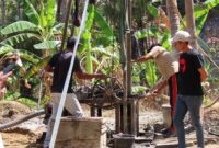 Sekretaris PDI-Perjuangan Pamekasan, Nadi Mulyadi saat memantau langsung pengerjaan sumur bor bantuan dari Hj. Ansari Anggota DPR RI Dapil Madura di desa Kertagena Laok Kecamatan Kadur 