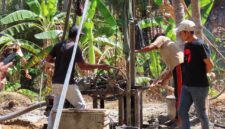 Sekretaris PDI-Perjuangan Pamekasan, Nadi Mulyadi saat memantau langsung pengerjaan sumur bor bantuan dari Hj. Ansari Anggota DPR RI Dapil Madura di desa Kertagena Laok Kecamatan Kadur 