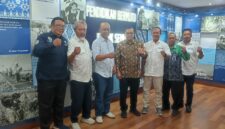 Ketua SMSI Jatim dan pengurus saat bersama Dirjen Pendidikan Dasar