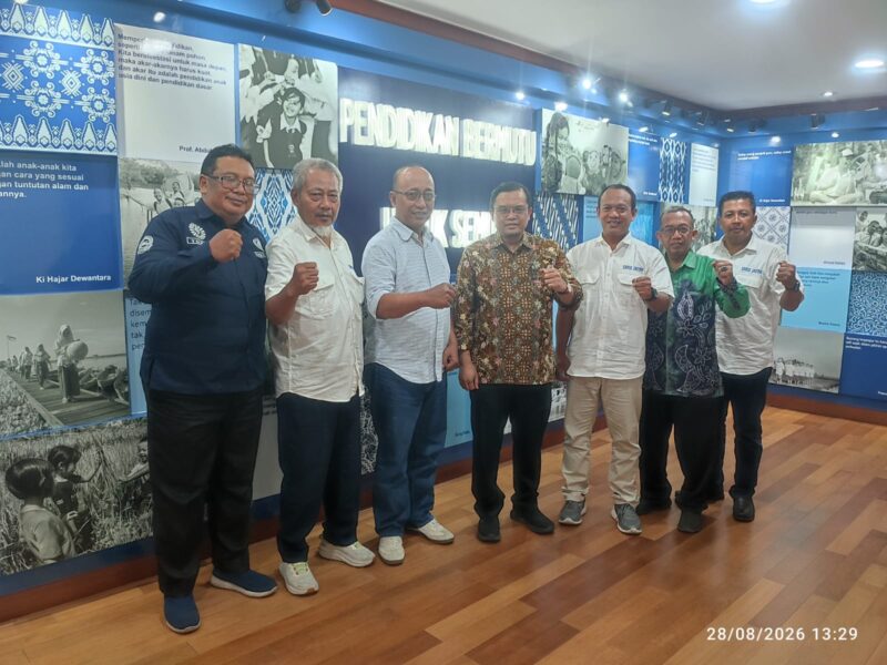 Ketua SMSI Jatim dan pengurus saat bersama Dirjen Pendidikan Dasar