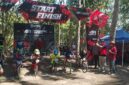 Ketua DPC PDIP Bondowoso saat mengangkat bendera start BMX Cross