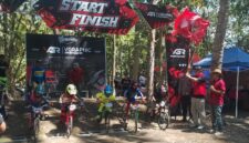 Ketua DPC PDIP Bondowoso saat mengangkat bendera start BMX Cross