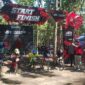 Ketua DPC PDIP Bondowoso saat mengangkat bendera start BMX Cross