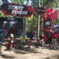 Ketua DPC PDIP Bondowoso saat mengangkat bendera start BMX Cross