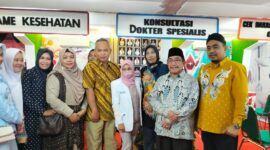 Wabup KH. Imam Hasyim bersama Direktur RSUD Sumenep, dr. Erliyati didampingi para staf