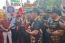 Direktur Central 88 Gold and Jewellery, Ali Zainal Abidin didampingi Bupati Kh. Kholilurrahman, Wabup Sukriyanto, Ketua DPRD Ali Masykur dan Forkopimda kabupaten Pamekasan saat melepas JJS di Monumen Arek Lancor