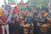 Direktur Central 88 Gold and Jewellery, Ali Zainal Abidin didampingi Bupati Kh. Kholilurrahman, Wabup Sukriyanto, Ketua DPRD Ali Masykur dan Forkopimda kabupaten Pamekasan saat melepas JJS di Monumen Arek Lancor