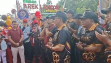 Direktur Central 88 Gold and Jewellery, Ali Zainal Abidin didampingi Bupati Kh. Kholilurrahman, Wabup Sukriyanto, Ketua DPRD Ali Masykur dan Forkopimda kabupaten Pamekasan saat melepas JJS di Monumen Arek Lancor