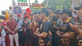 Direktur Central 88 Gold and Jewellery, Ali Zainal Abidin didampingi Bupati Kh. Kholilurrahman, Wabup Sukriyanto, Ketua DPRD Ali Masykur dan Forkopimda kabupaten Pamekasan saat melepas JJS di Monumen Arek Lancor