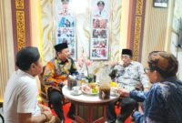 Wabup KH Imam Hasyim (kanan) bersama Ketua Bappeda Arif Firmanto