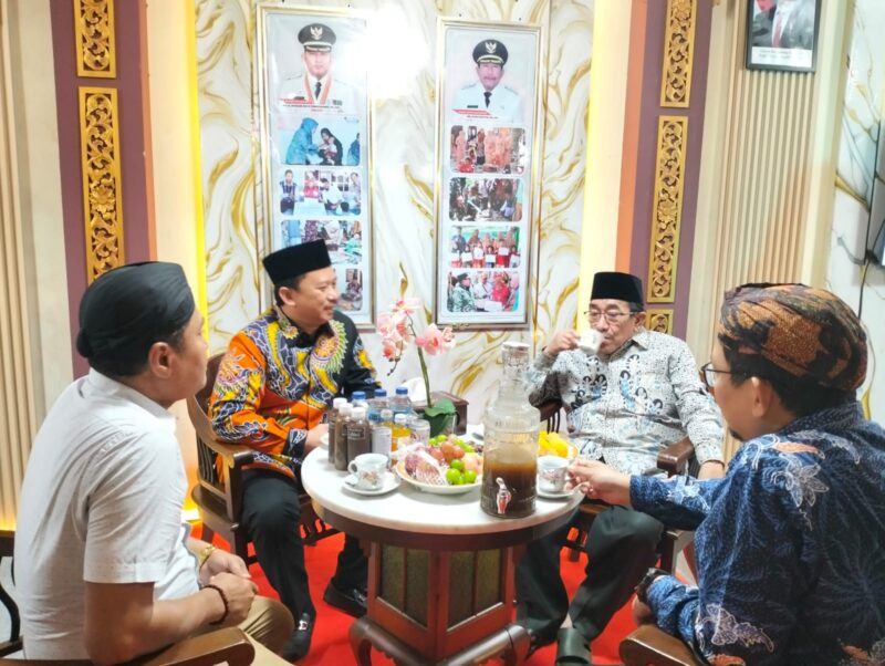 Wabup KH Imam Hasyim (kanan) bersama Ketua Bappeda Arif Firmanto