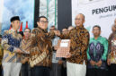 Ketua Umum SMSI Pusat, Drs. Firdaus (kiri) berjabat tangan dengan Ketua SMSI Jatim, Sokip, SH.MH