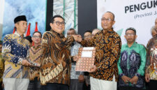 Ketua Umum SMSI Pusat, Drs. Firdaus (kiri) berjabat tangan dengan Ketua SMSI Jatim, Sokip, SH.MH